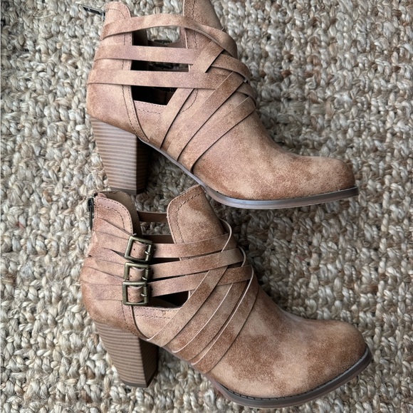 Shoelace strappy ankle boots tan brown Aprox 2” heel - Picture 3 of 3
